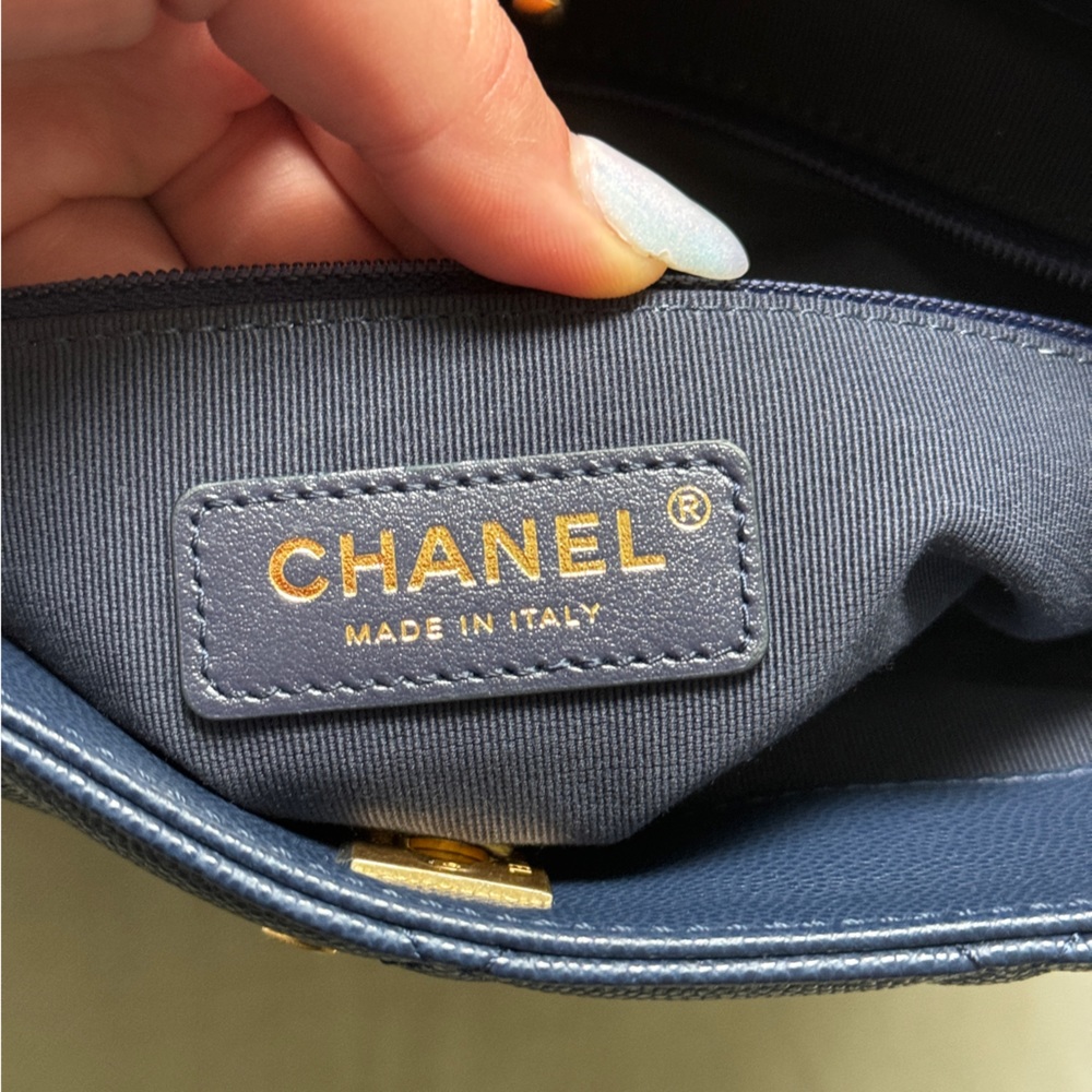 ⭐️CHANEL⭐️22A Twist Your Button Caviar Leather Hobo Shoulder Bag - Picture 15 of 16